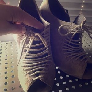 Gorgeous front lace up open toed booties 6.5